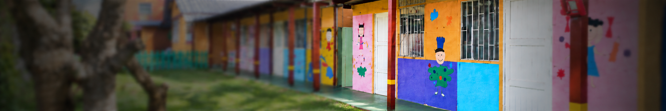 Niño disfrutando de los espacios del Jardín Infantil Los Sauces