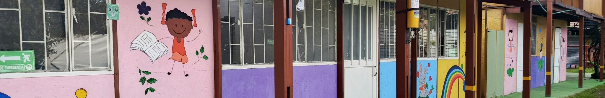 Niño disfrutando de los espacios del Jardín Infantil Los Sauces